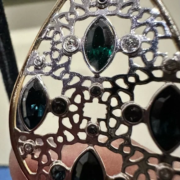 SWAROVSKI LACEWORK DANGLES - Picture 4 of 6